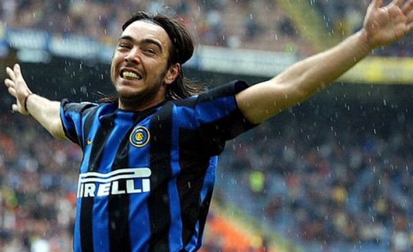 Alvaro Recoba, l'esultanza dopo uno dei gol con l'Inter a San Siro