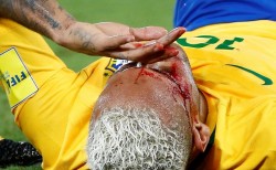 Gomitata a Neymar in Brasile-Bolivia