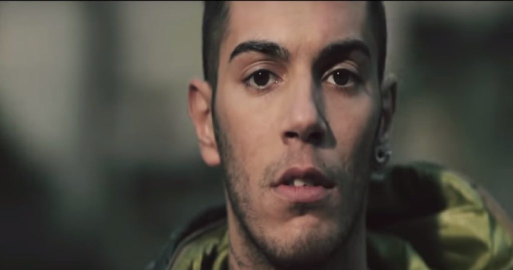 Emis Killa a Battiti Live stasera 31 luglio: chi è, carriera e biografia