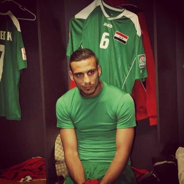 Ali Adnan in Iraq distribuisce cibo ai manifestanti durante la Rivolta di Baghdad