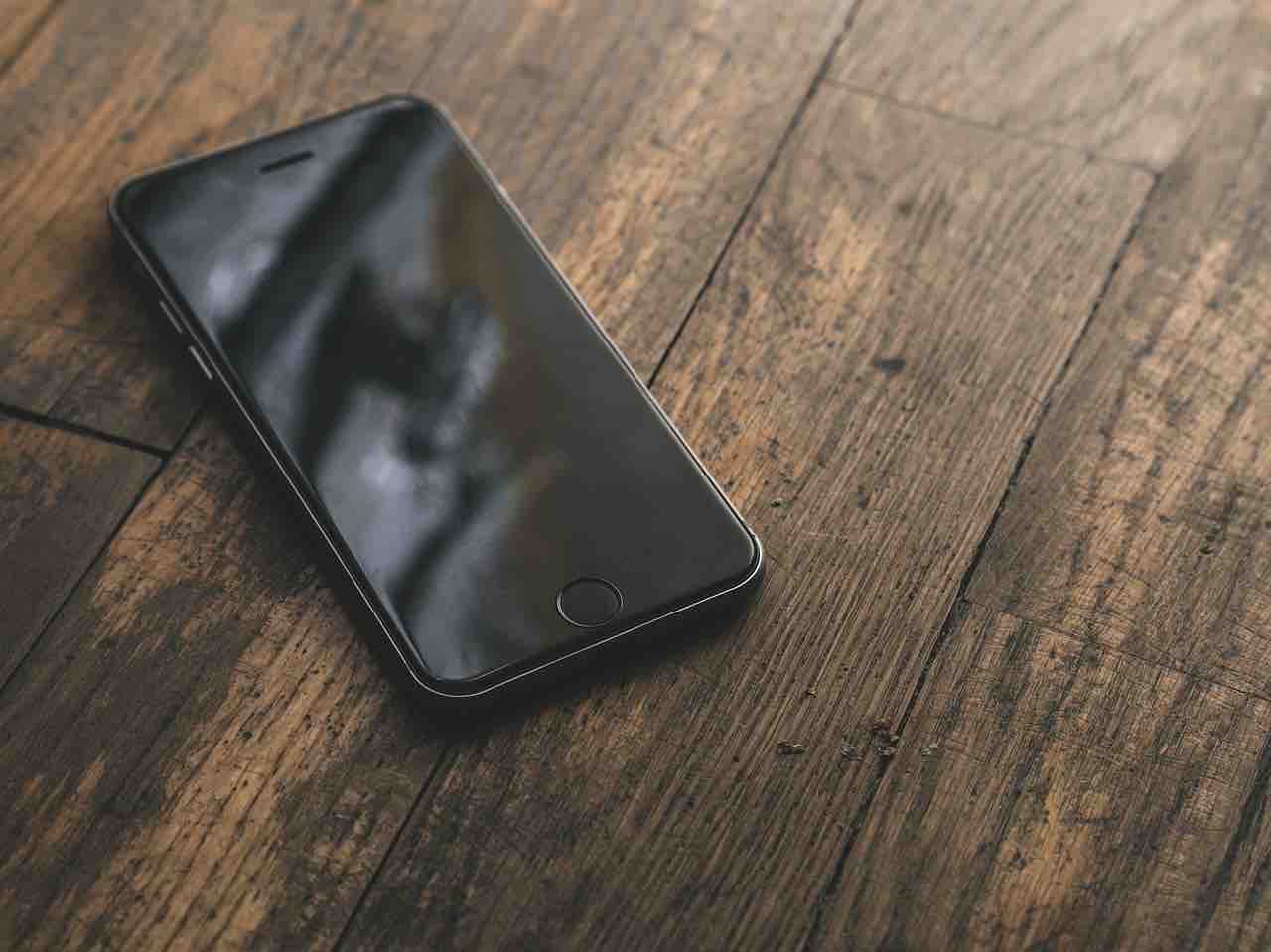 Iphone 6s su un tavolo