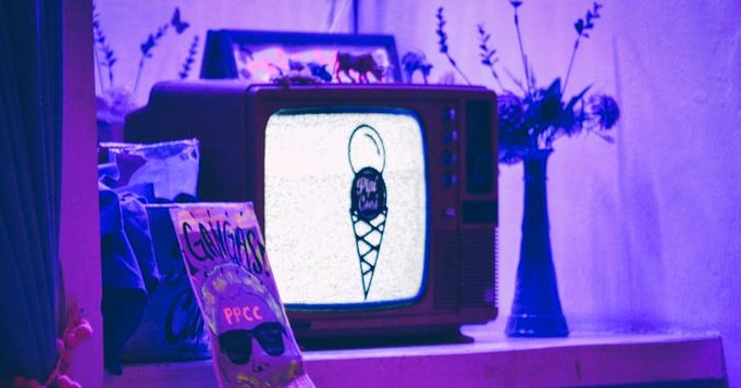 classifica serie tv - old tv with flowers