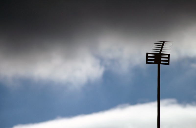 Un'antenna con il cielo sullo sfondo