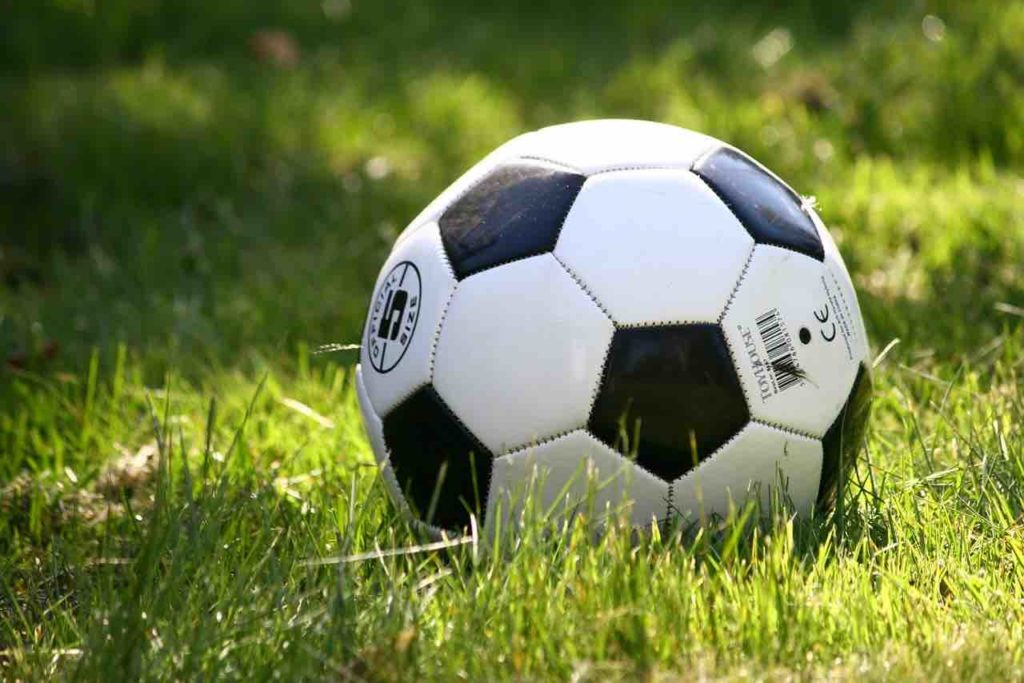 pallone su campo da calcio