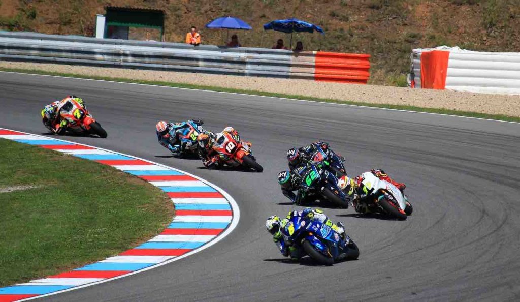 Moto che corrono su pista