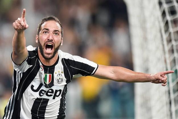 Higuain prova a riprendersi la Juventus dopo un'estate con la valigia in mano