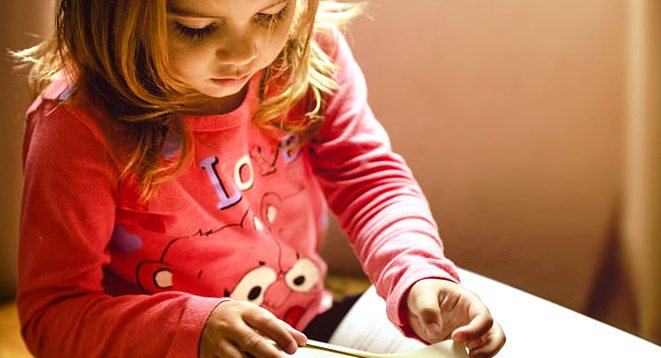 Il bambino e il maestro - bambina sfoglia un libro