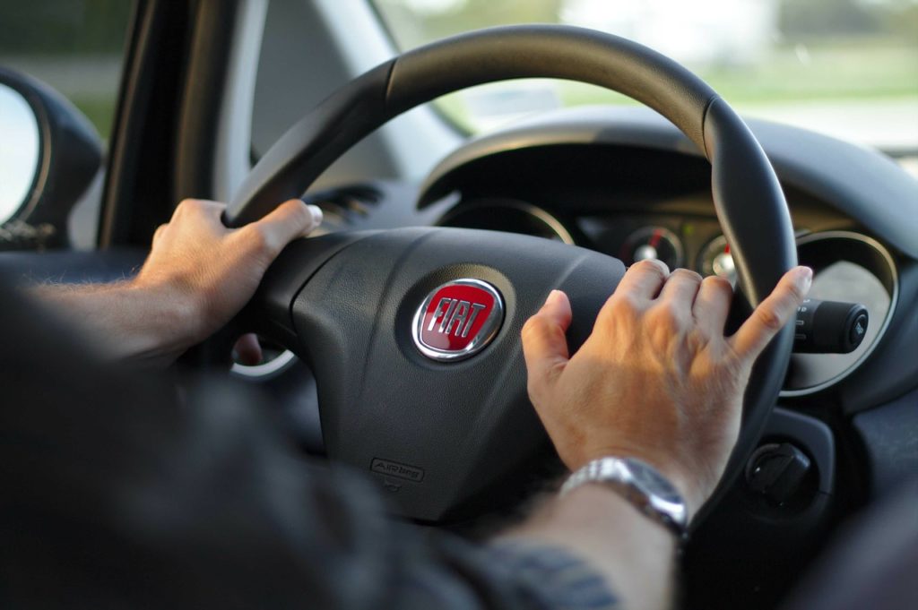 Autovettura e volante di una Fiat