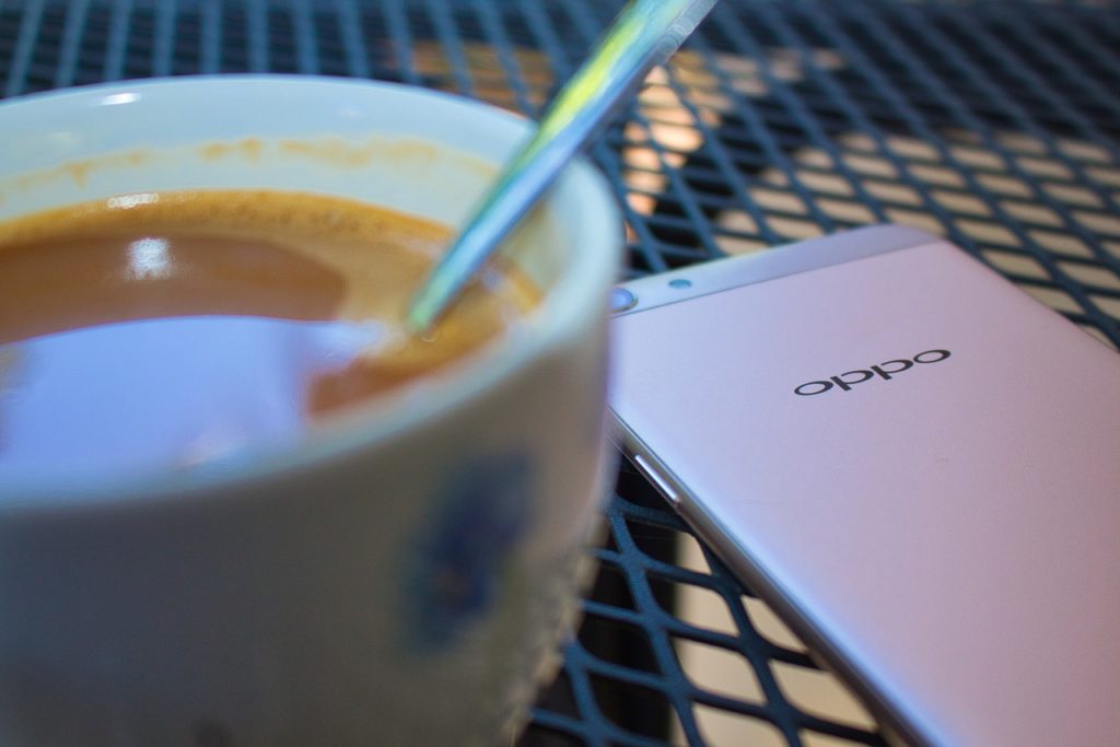 Tazza di Caffè e Smartphone Oppo