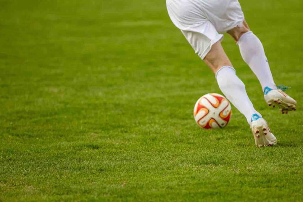 calciatore in possesso di palla