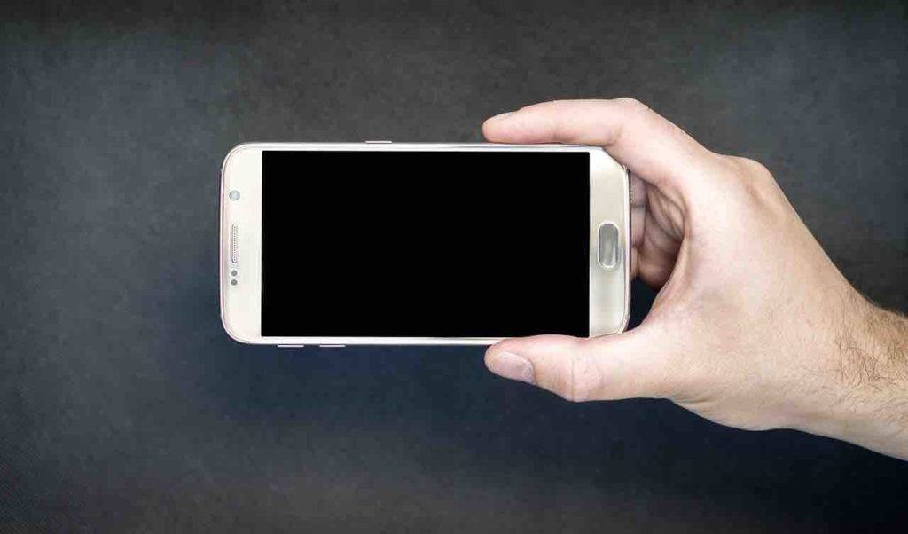 mano che tiene cellulare