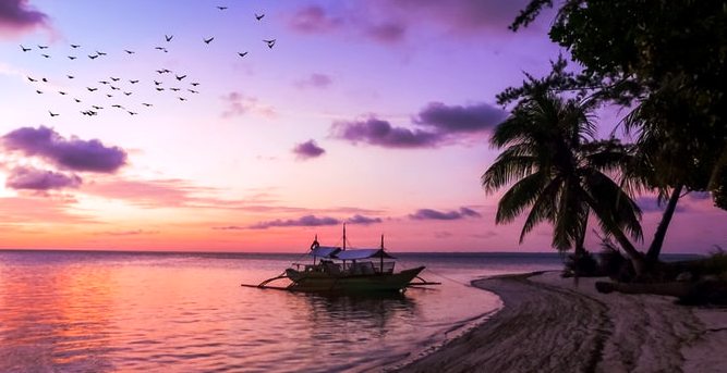 Viaggio nell'isola misteriosa - barca attracca su un'isola al tramonto