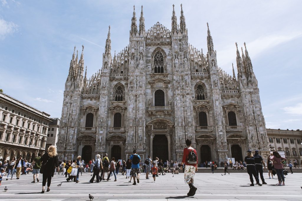 Bimbo precipitato a Milano