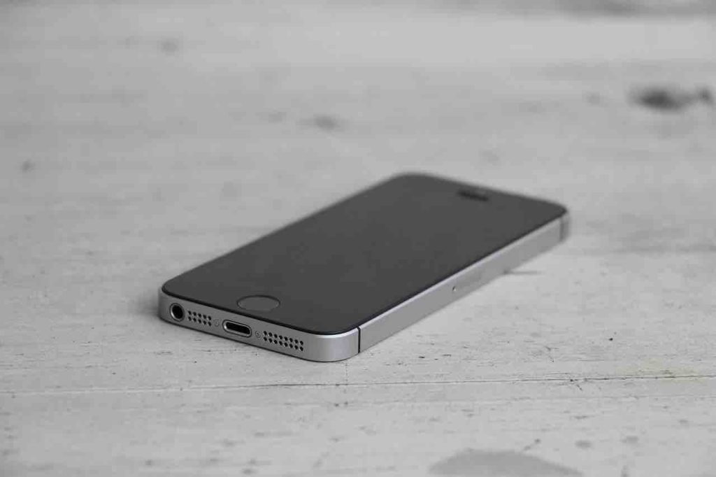 iphone se su un tavolo