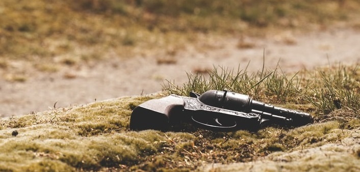 Pistola abbandonata a terra