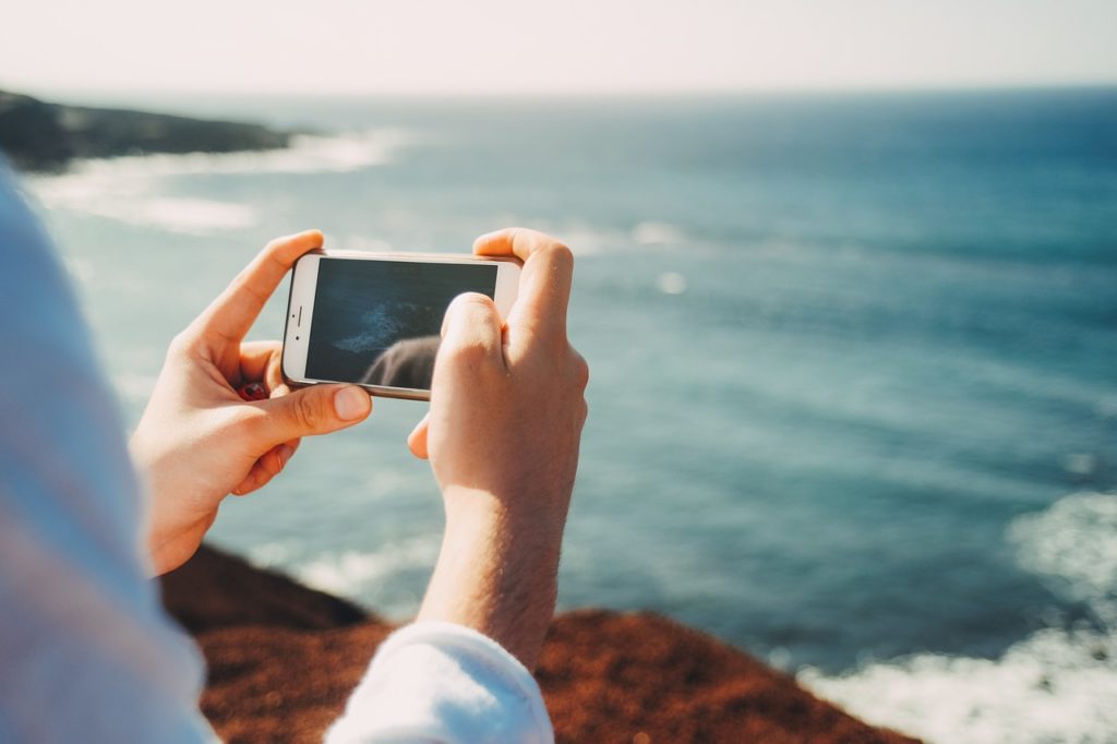 mano che tiene un cellulare