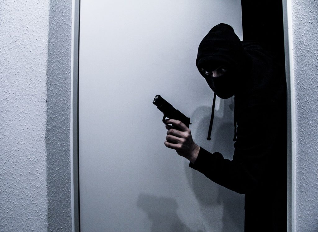 Rapinatore che entra in casa