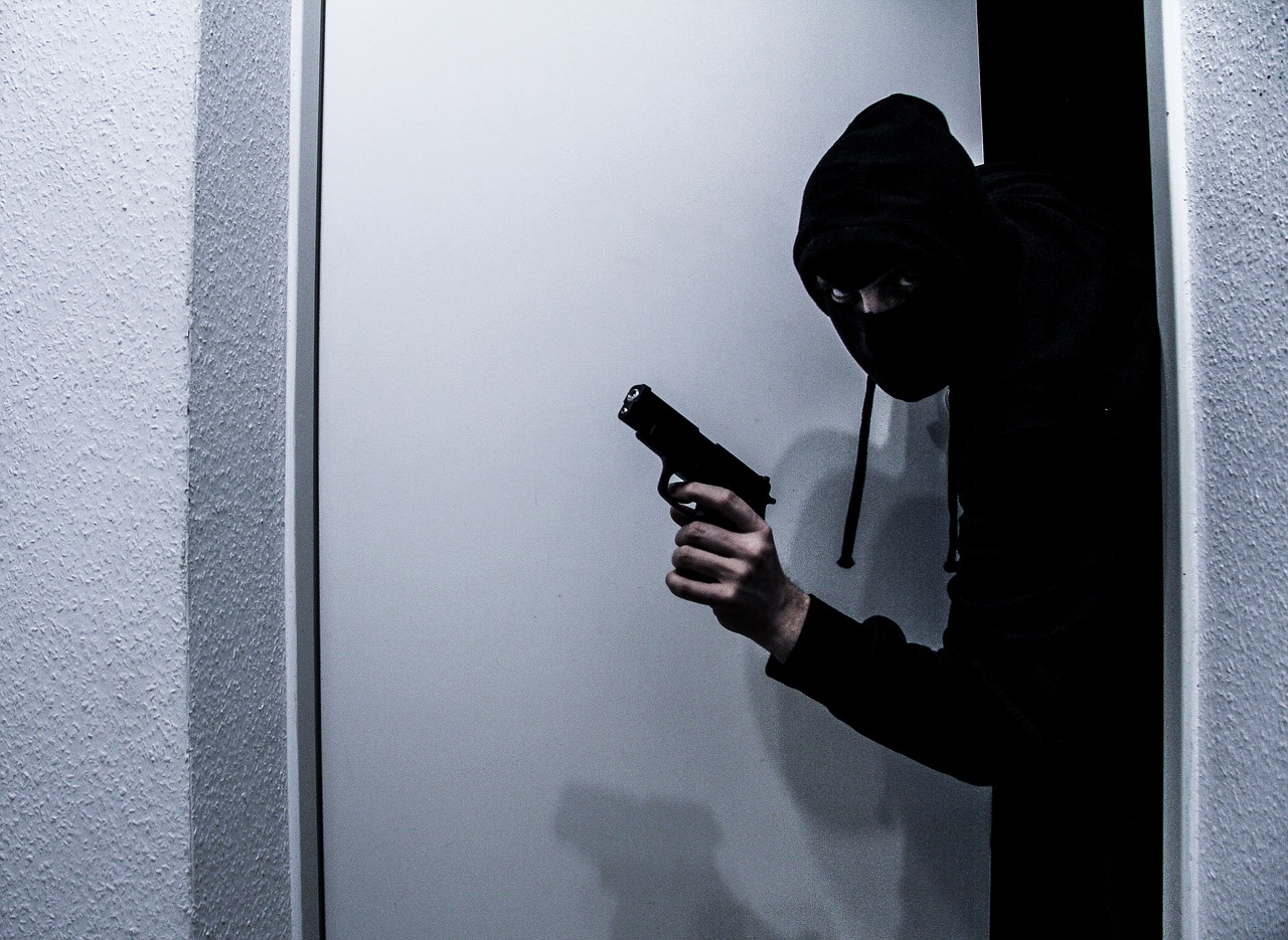 Rapinatore che entra in casa