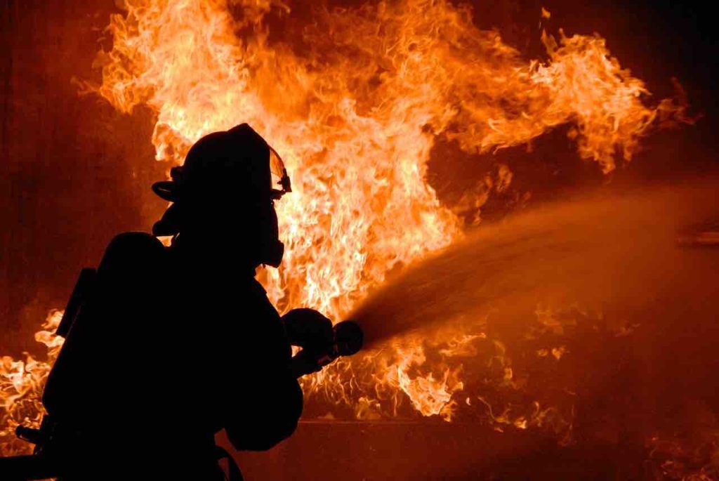 Pompiere spegne incendio