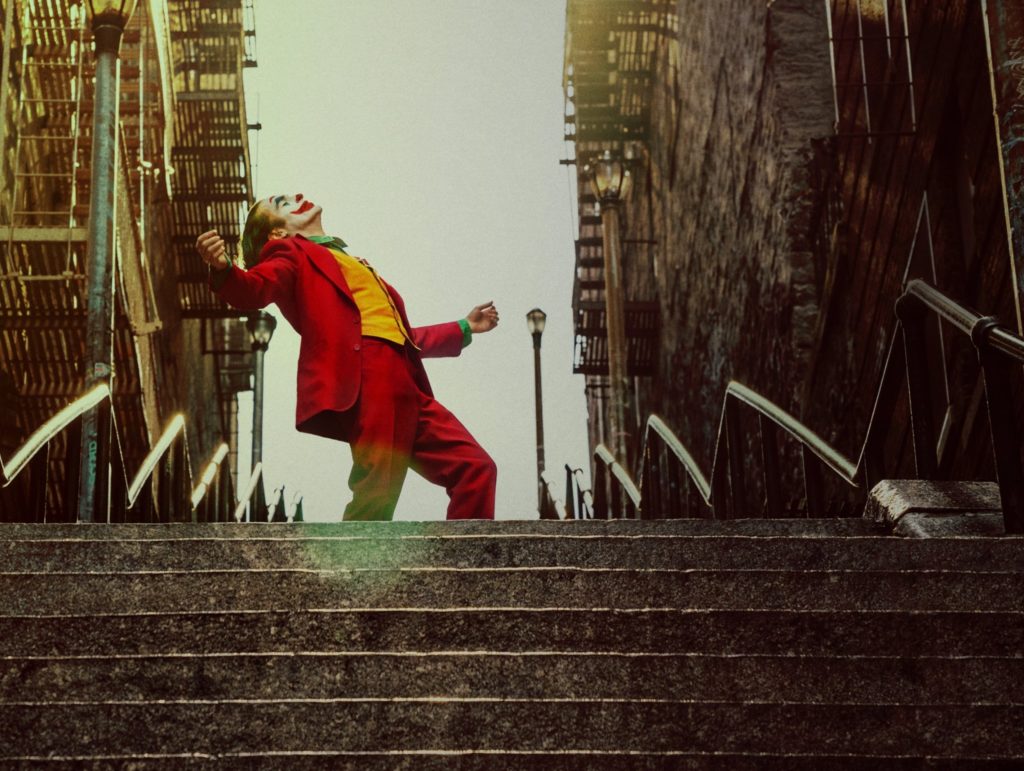 Joker di Todd Phillips, la recensione una danza con la follia