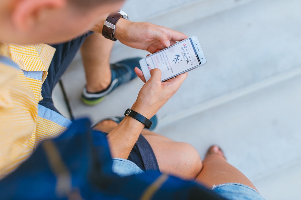Smartphone in mano a un ragazzo