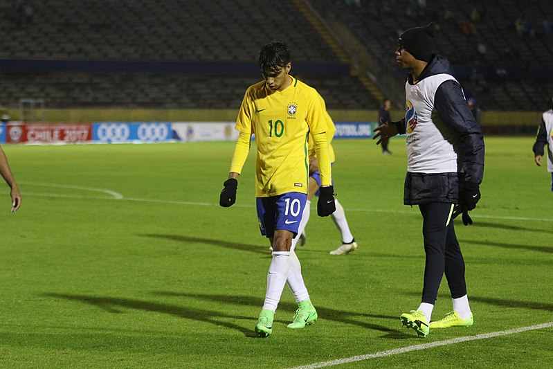 Rivaldo in tackle su Paquetà Non merita la 10 del Brasile