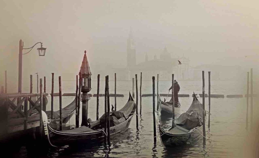 Gondole in un canale di Venezia