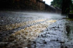Strada bagnata dalla pioggia