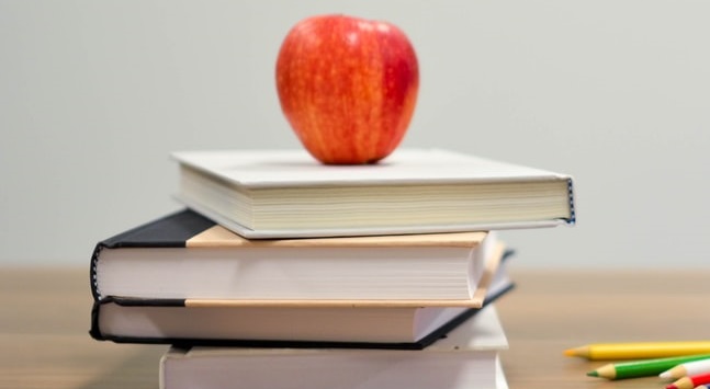 i ragazzi dello zecchino d'oro - una mela su una pila di libri