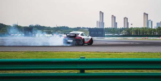 le mans 66 - auto nel circuito