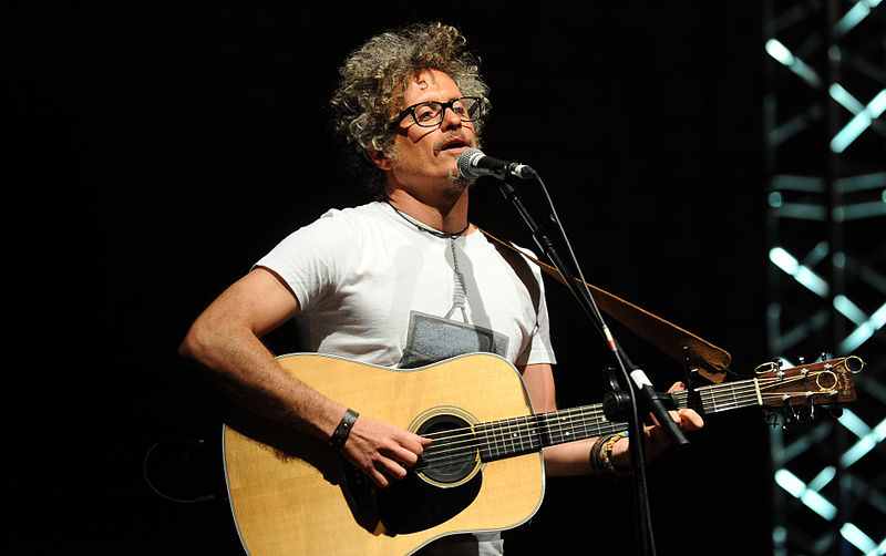 Niccolò Fabi in concerto il cantautore in tour per celebrare la carriera