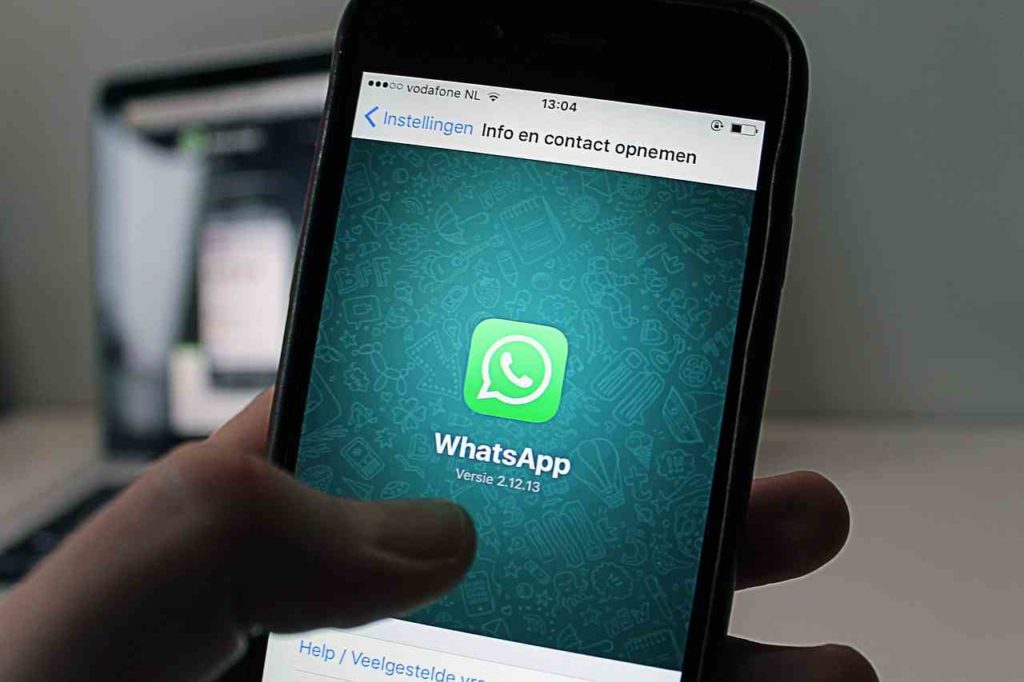 Whatsapp scoperta falla chat di gruppo, ecco cosa accade